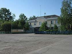 Площадь перед зданием племенного конного завода Чикский