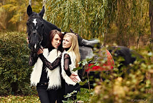 Девушки-наездницы и лошадь в лесу